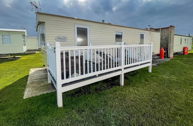 Lovely caravan with decking at Naze Marine Holiday Park in Essex ref 17260C