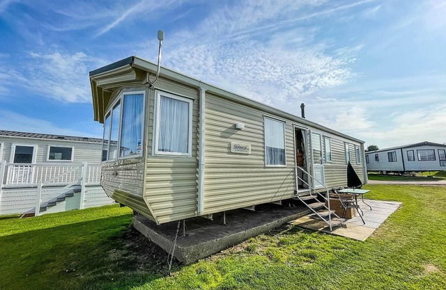 Lovely caravan by the beach in Pakefield, Suffolk ref 68007CL