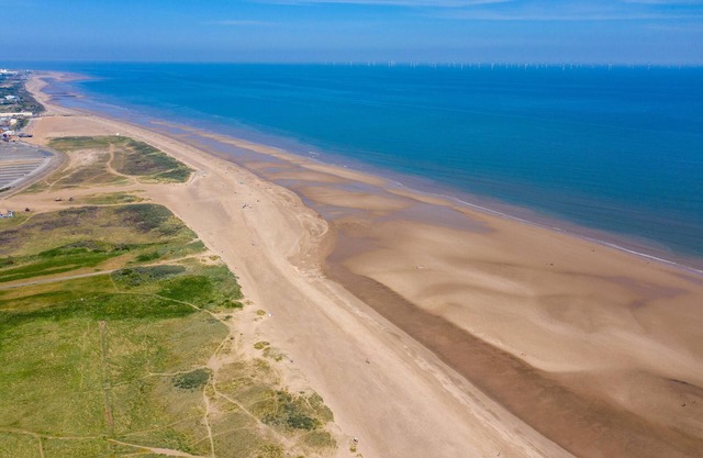 Lovely caravan with decking at Coral Beach Park in Lincolnshire ref 77001C