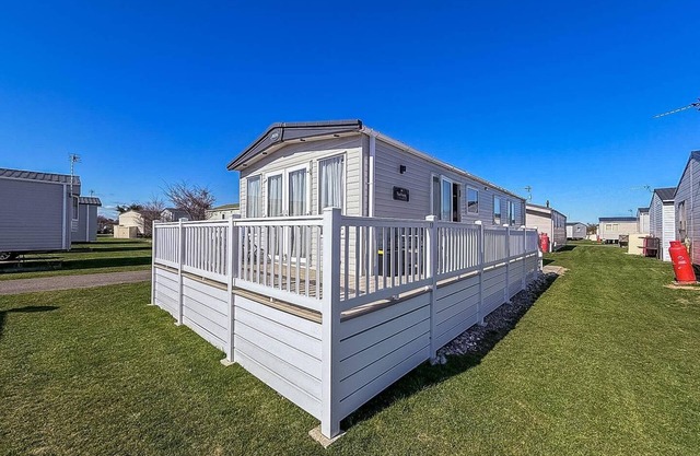 Lovely caravan with seaviews, Wi-Fi and decking near Pakefield beach ref 68040CR