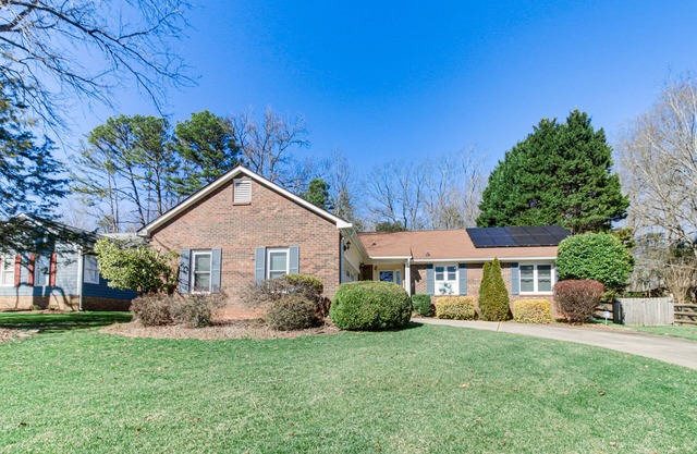 Lovely Charlotte Home w/Yard: 9 Mi to Uptown!