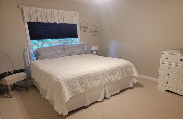 Lovely Condo with Pool Access- 15 minutes from the Beach!