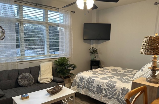 Lovely corner studio in Mariners Landing. Pet fee, 65.00