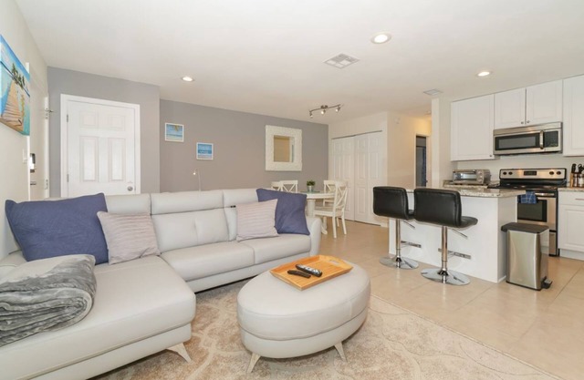 Lovely ❤ Cottage - VERY close to Siesta Beach, Downtown, Shopping and More!