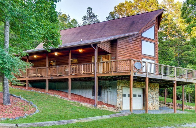 Lovely dog-friendly cabin w/ lots of grassy space for kids + free WiFi & deck!