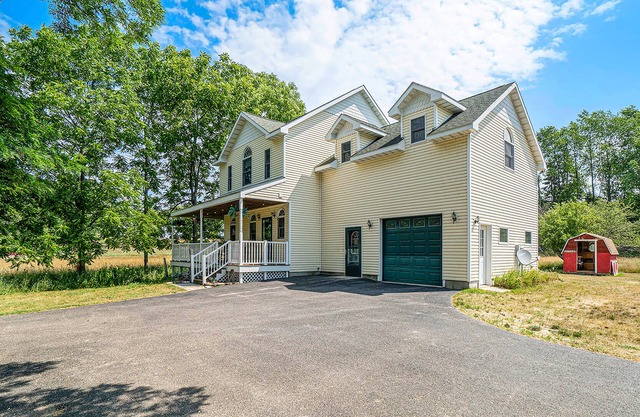 Lovely, dog-friendly home surrounded by farmland - walk to the lake & town