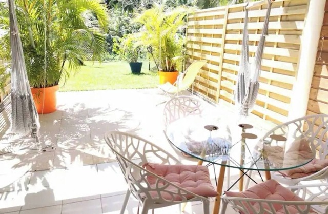 Lovely duplex apartment on the ground floor, garden and swimming pool. Small pets accepted!