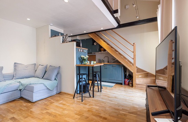 LOVELY DUPLEX IN THE GAMBETTA/GROSSO AIR-CON DISTRICT
