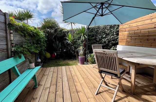 Lovely duplex just a stone's throw from the beach. Beach, village, market all within walking distance.