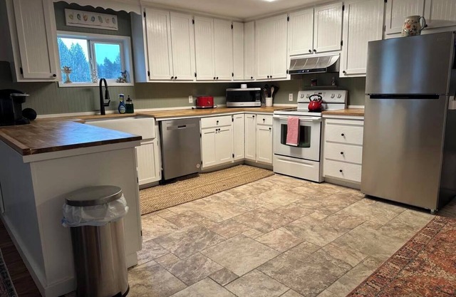 Lovely farmhouse and cottage with WiFi in Arlington