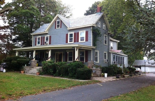 Lovely Farmhouse-Queen Mary Guest House by the Vineyards- in East Windsor, NJ