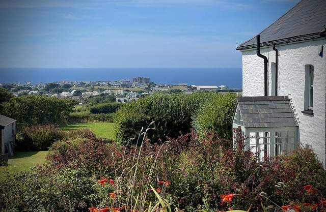 Lovely four bedroom house with spectacular panoramic views of Cornwall coastline