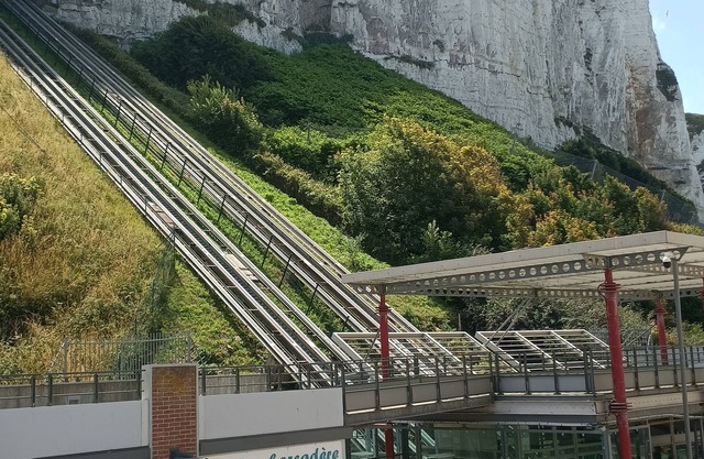 Lovely Getaway at the Foot of the Cliffs, Steps from the Sea