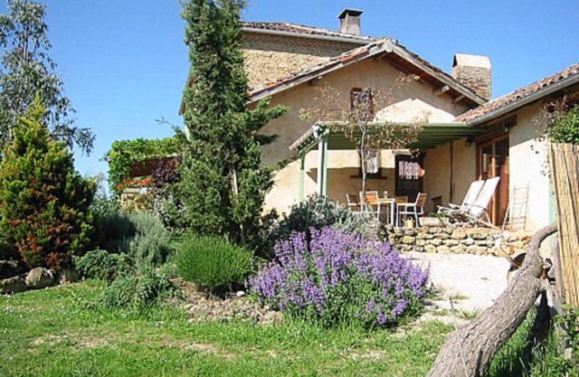 Lovely gite for 4-5 in old farmhouse with great pool in beautiful countryside