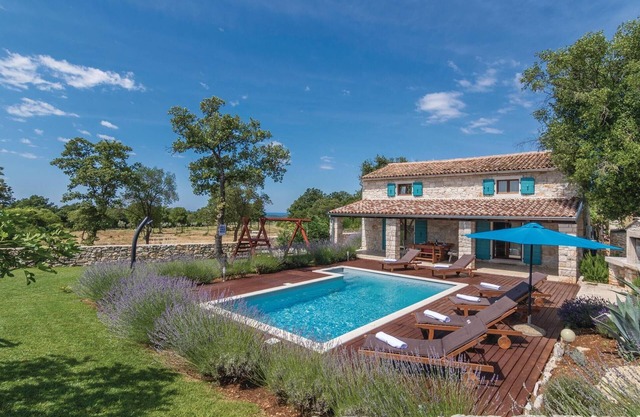 Lovely home in Bale with WiFi