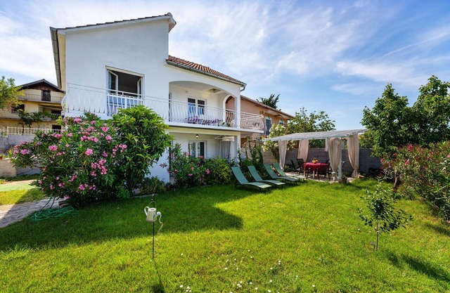 Lovely home in Gornji Karin with WiFi