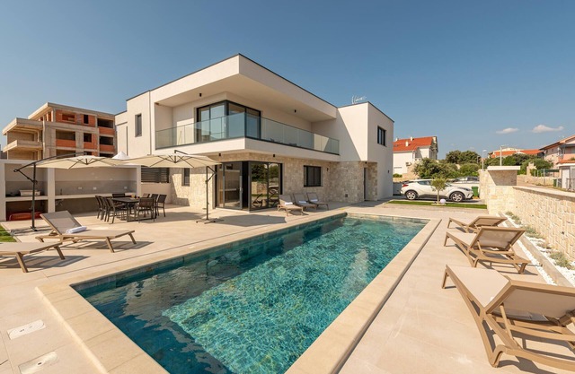 Lovely home in Mandre