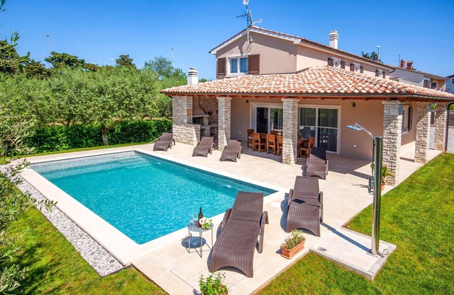 Lovely home in Medulin with WiFi