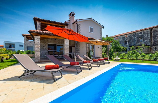 Lovely home in Novigrad