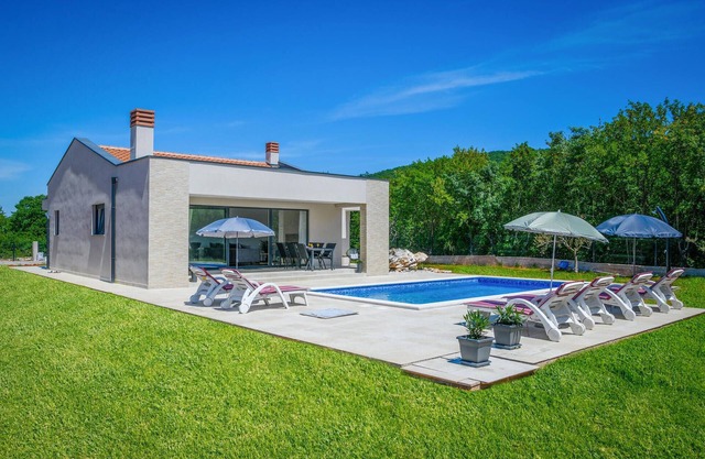 Lovely home in Trget with WiFi