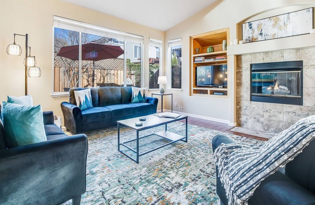 Lovely home next to golf course in heart of wine country w/AC, patio, hammock