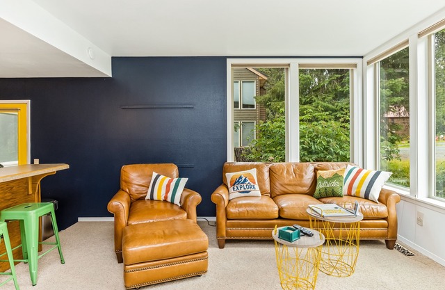 Lovely home with fireplace & full kitchen - steps from the slopes