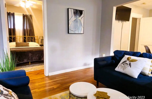 Lovely in Larchmere! near Cleveland Clinic, CWRU, Univ Hosp, Downtown.