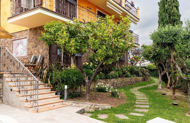 Lovely apartment in villa for 5 people with pool, A/C, WIFI, terrace, pets allowed and parking