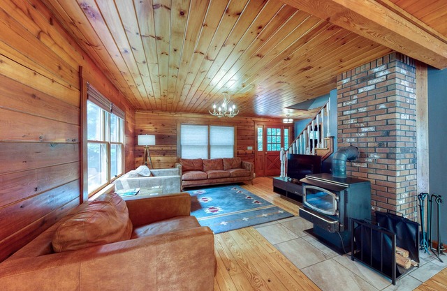 Lovely Log Cabin Near Slopes W/Free WiFi, Firepit, & Gourmet Kitchen - Dogs OK