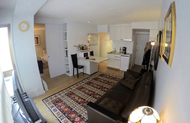 Lovely Modern Apartment - Walk to Champs Elysées - Best Area!