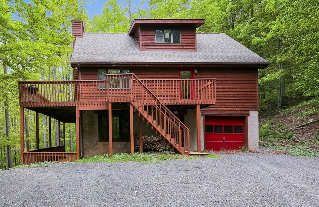 Lovely mountain home provides comfort for every creature. Red Fox Run!!