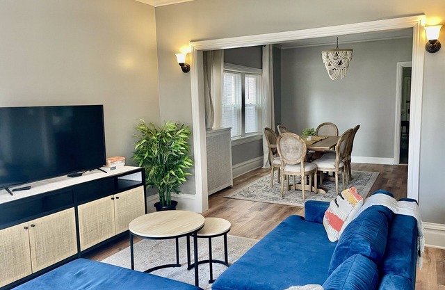 Lovely Oak Park Boho Vintage 3bd/1ba. Located near public transit/free parking