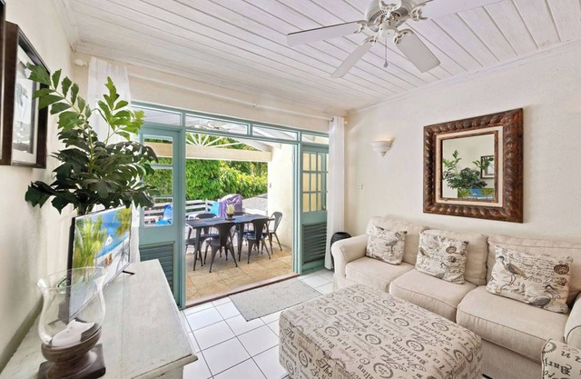 Lovely private townhome with pool in Mount Standfast