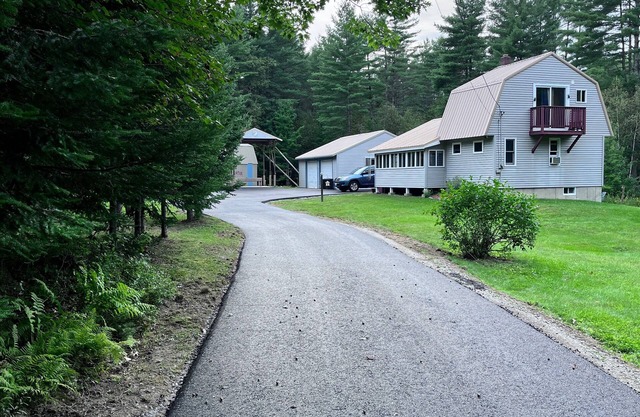Lovely private cabin on 30 acres with walking trails & fire pit. 1 pet allowed