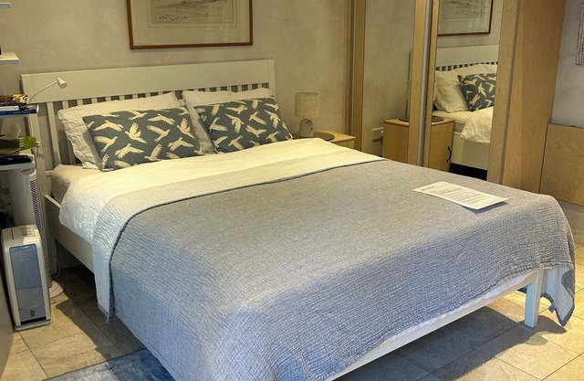 Lovely Private Room In Historic Hampstead. En Suite and covered Private Entrance