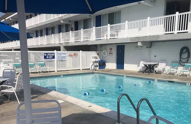 LOVELY QUEEN SIZED BED STUDIO-4 BLOCKS FROM THE BEACH