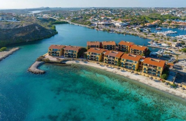 Lovely, relaxing condo located on beautiful peninsula. Only meters from beach!