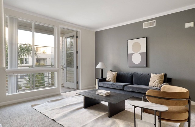 Lovely San Mateo 2BR w/Gym, Pool, Clubhouse & W/D, nr 101, by Blueground