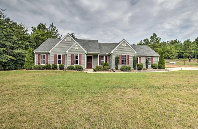 Lovely Seneca Home, Interior Lake Lot!