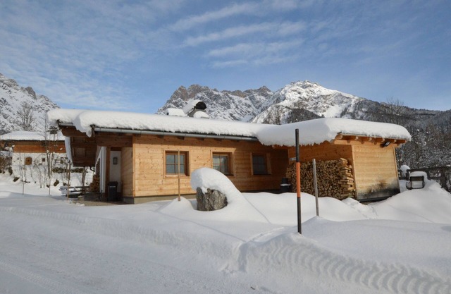 Lovely spacious apartment in wooded area