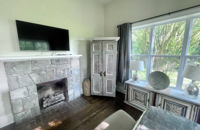 Lovely spacious Guest Suite with Private Entrance!