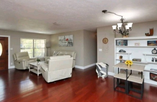 Lovely & Spacious heated Pool home, Heart of Tampa Bay!