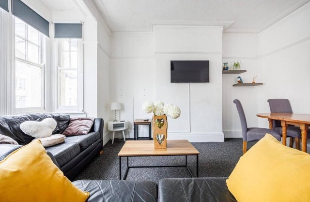 Lovely Staycation! 2BR Excellent Location w/WiFi & Netflix by Everhome Ltd