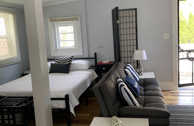 Lovely Studio Cottage. Great Location inside Lakeside gates,close to downtown.