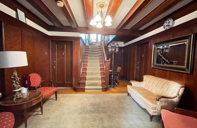 Lovely Suite in Heritage Manor, Free Parking
