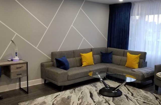 Lovely sunny apartment with private entrance 5 minutes from the metro