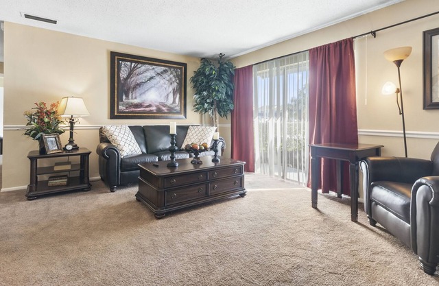 Lovely Two Bedroom Apartment in Melbourne FL with Pool, Gym and Laundry