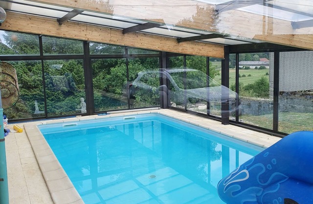 Lovely unfenced single-storey house with unheated covered swimming pool