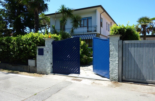 Lovely Villa with garden, 400 mt from the sea, Forte dei Marmi, Versilia,Wi-Fi.