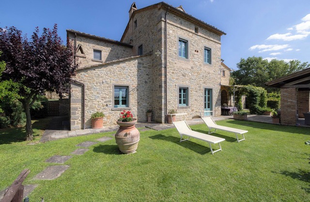 Lovely villa with private pool, located in close distance to Cortona